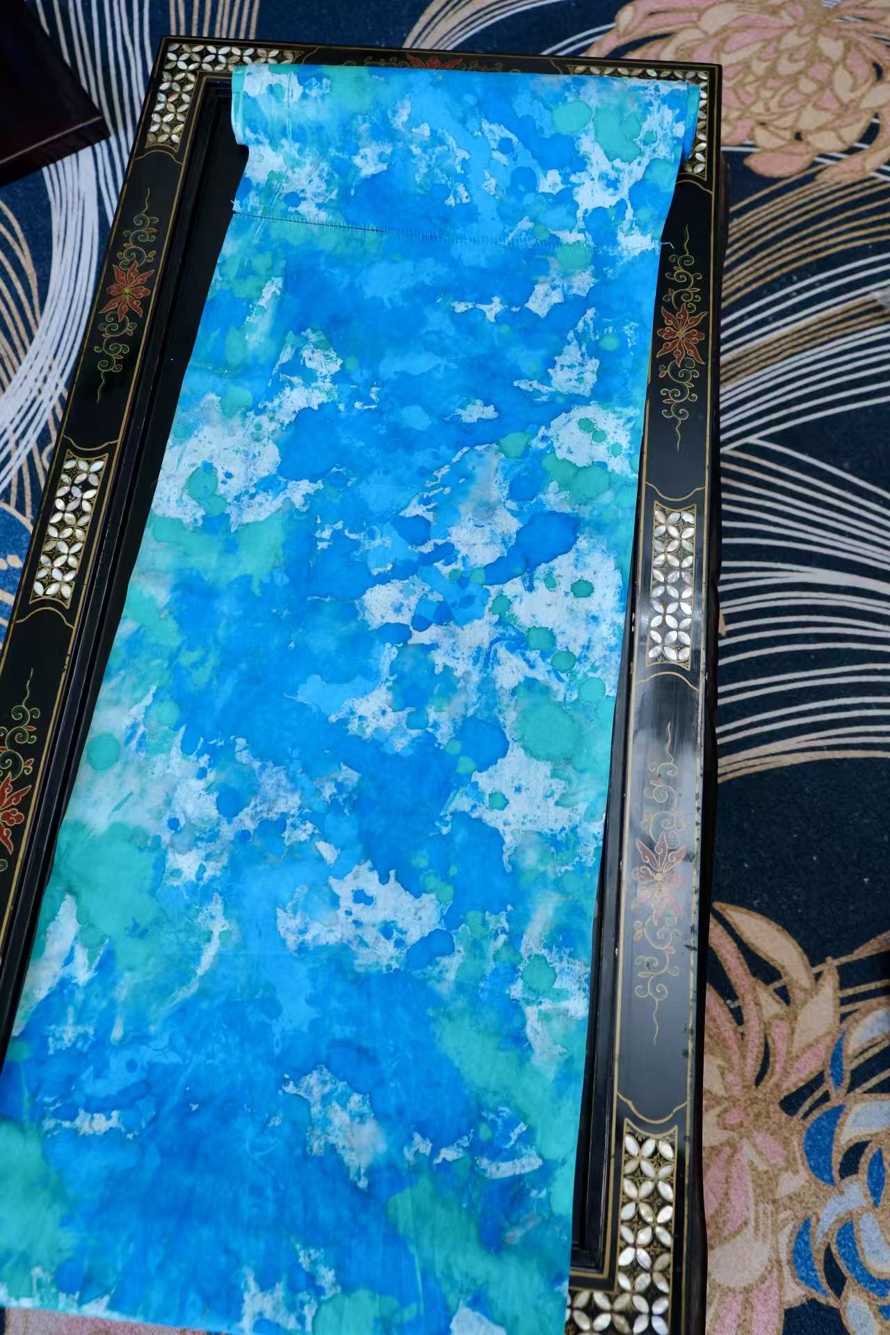 布料名 - 深海回响：湛蓝与薄荷绿交织的泼墨意象真丝绸 | Fabric Name - Deep Sea Echoes: Abstract Splash-Ink Silk Satin in Azure and Mint Verdance