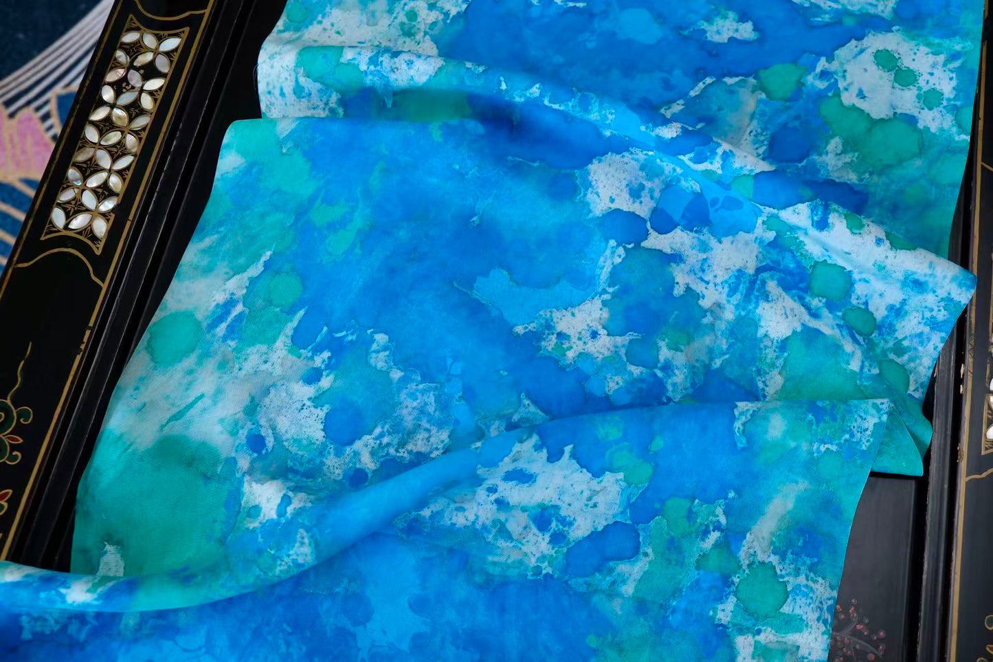 布料名 - 深海回响：湛蓝与薄荷绿交织的泼墨意象真丝绸 | Fabric Name - Deep Sea Echoes: Abstract Splash-Ink Silk Satin in Azure and Mint Verdance