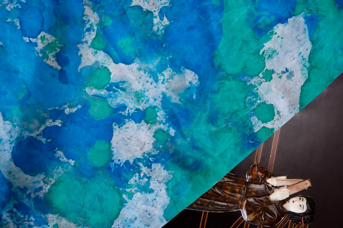 布料名 - 深海回响：湛蓝与薄荷绿交织的泼墨意象真丝绸 | Fabric Name - Deep Sea Echoes: Abstract Splash-Ink Silk Satin in Azure and Mint Verdance