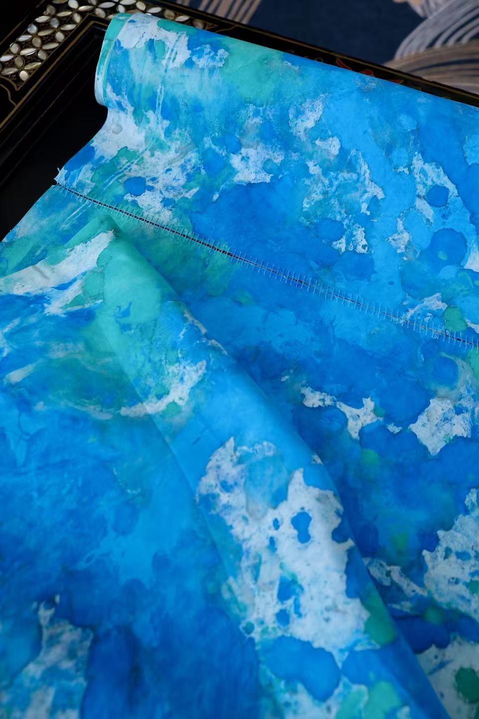 布料名 - 深海回响：湛蓝与薄荷绿交织的泼墨意象真丝绸 | Fabric Name - Deep Sea Echoes: Abstract Splash-Ink Silk Satin in Azure and Mint Verdance