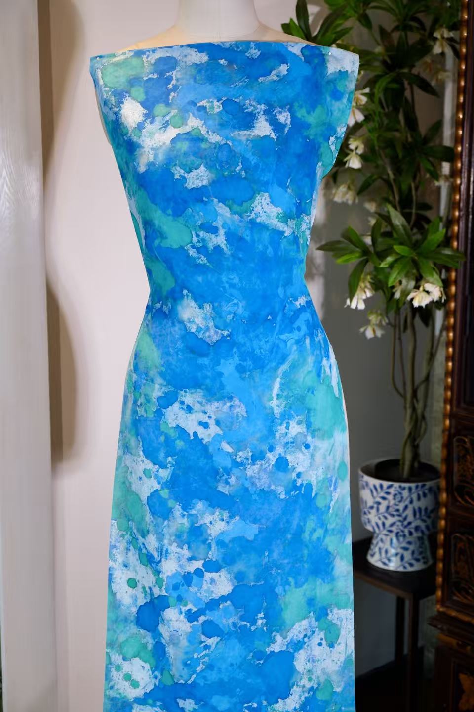 布料名 - 深海回响：湛蓝与薄荷绿交织的泼墨意象真丝绸 | Fabric Name - Deep Sea Echoes: Abstract Splash-Ink Silk Satin in Azure and Mint Verdance