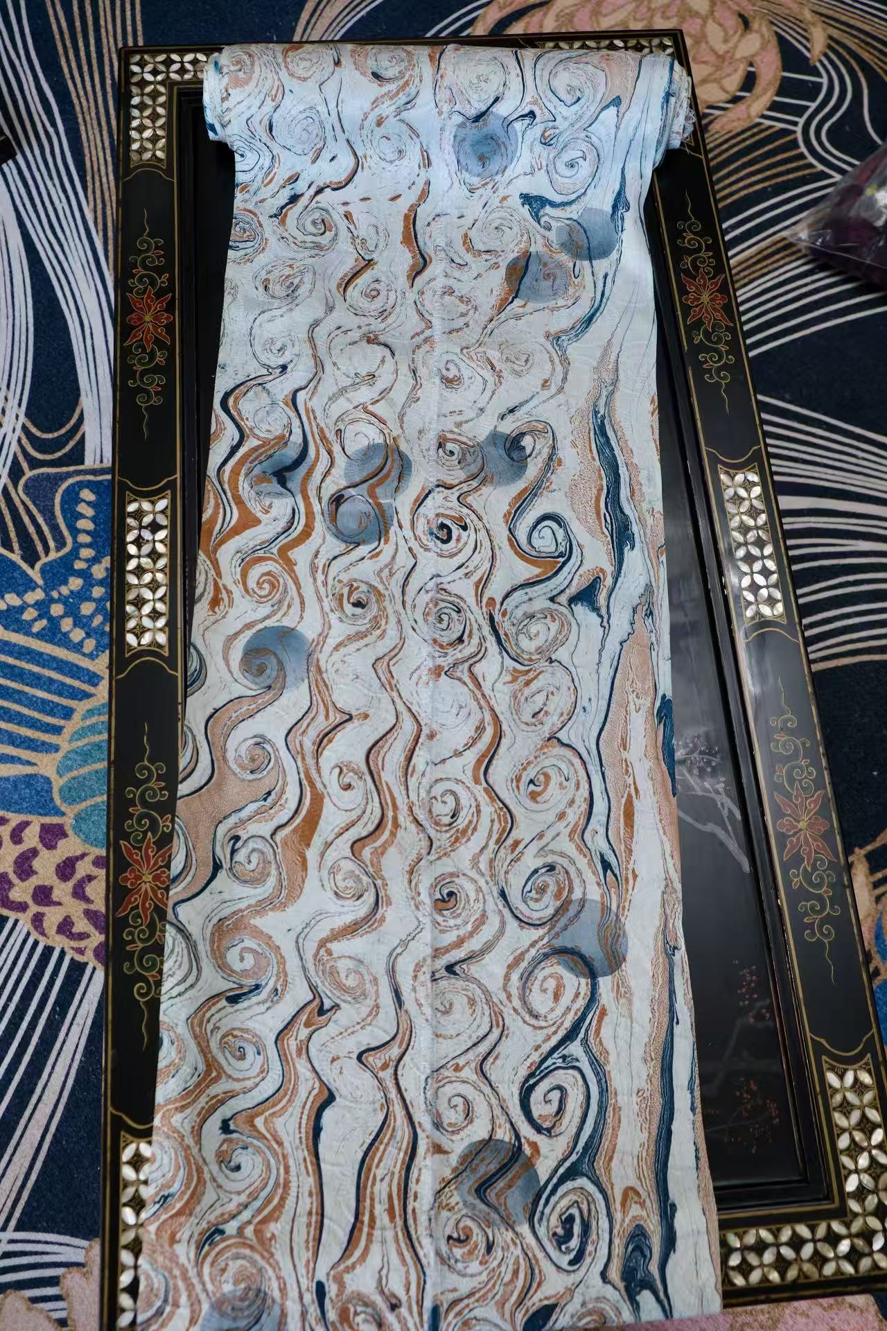 布料名 - 古道梵响：焦糖琥珀与青墨晕染的漩涡流动真丝绸 | Fabric Name - Ancient Echoes: Swirling Silk Satin in Caramel Amber and Indigo Ink Marbling