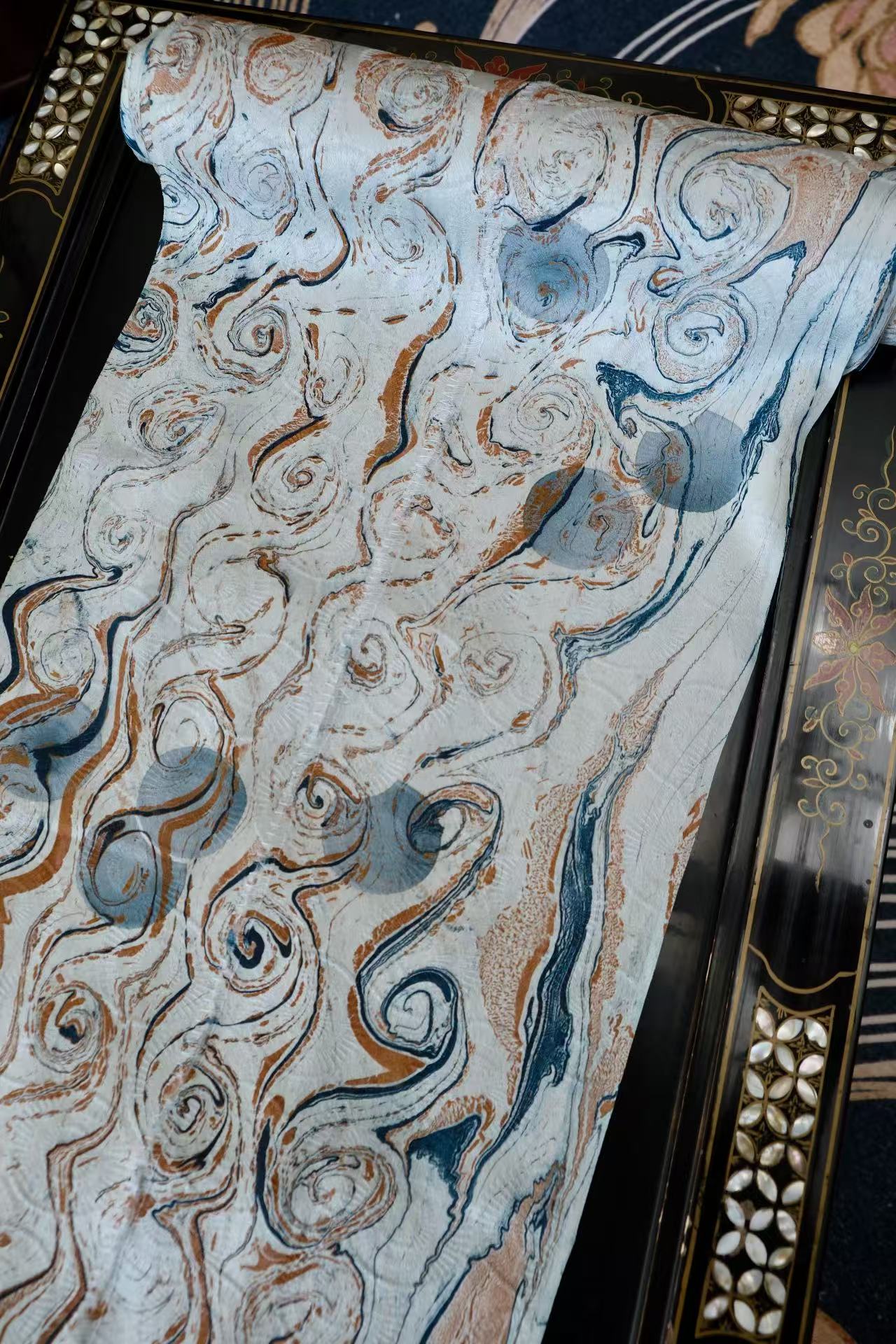 布料名 - 古道梵响：焦糖琥珀与青墨晕染的漩涡流动真丝绸 | Fabric Name - Ancient Echoes: Swirling Silk Satin in Caramel Amber and Indigo Ink Marbling