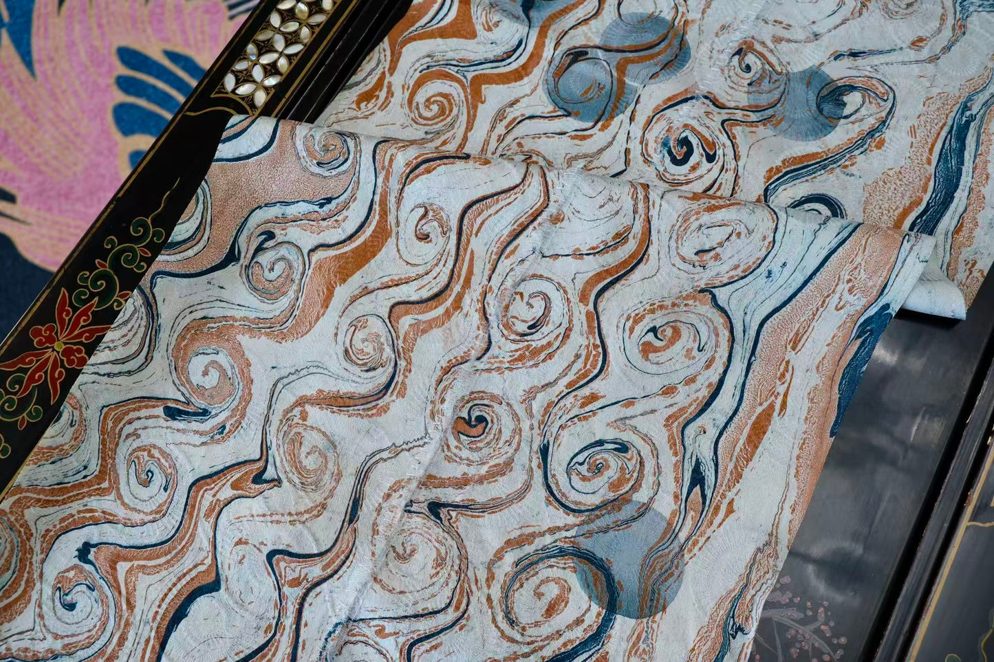 布料名 - 古道梵响：焦糖琥珀与青墨晕染的漩涡流动真丝绸 | Fabric Name - Ancient Echoes: Swirling Silk Satin in Caramel Amber and Indigo Ink Marbling