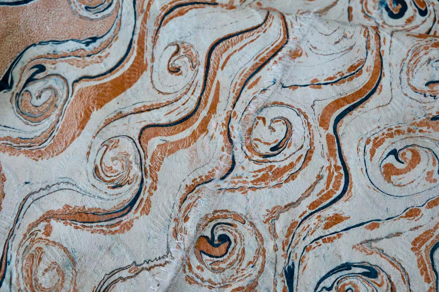 布料名 - 古道梵响：焦糖琥珀与青墨晕染的漩涡流动真丝绸 | Fabric Name - Ancient Echoes: Swirling Silk Satin in Caramel Amber and Indigo Ink Marbling