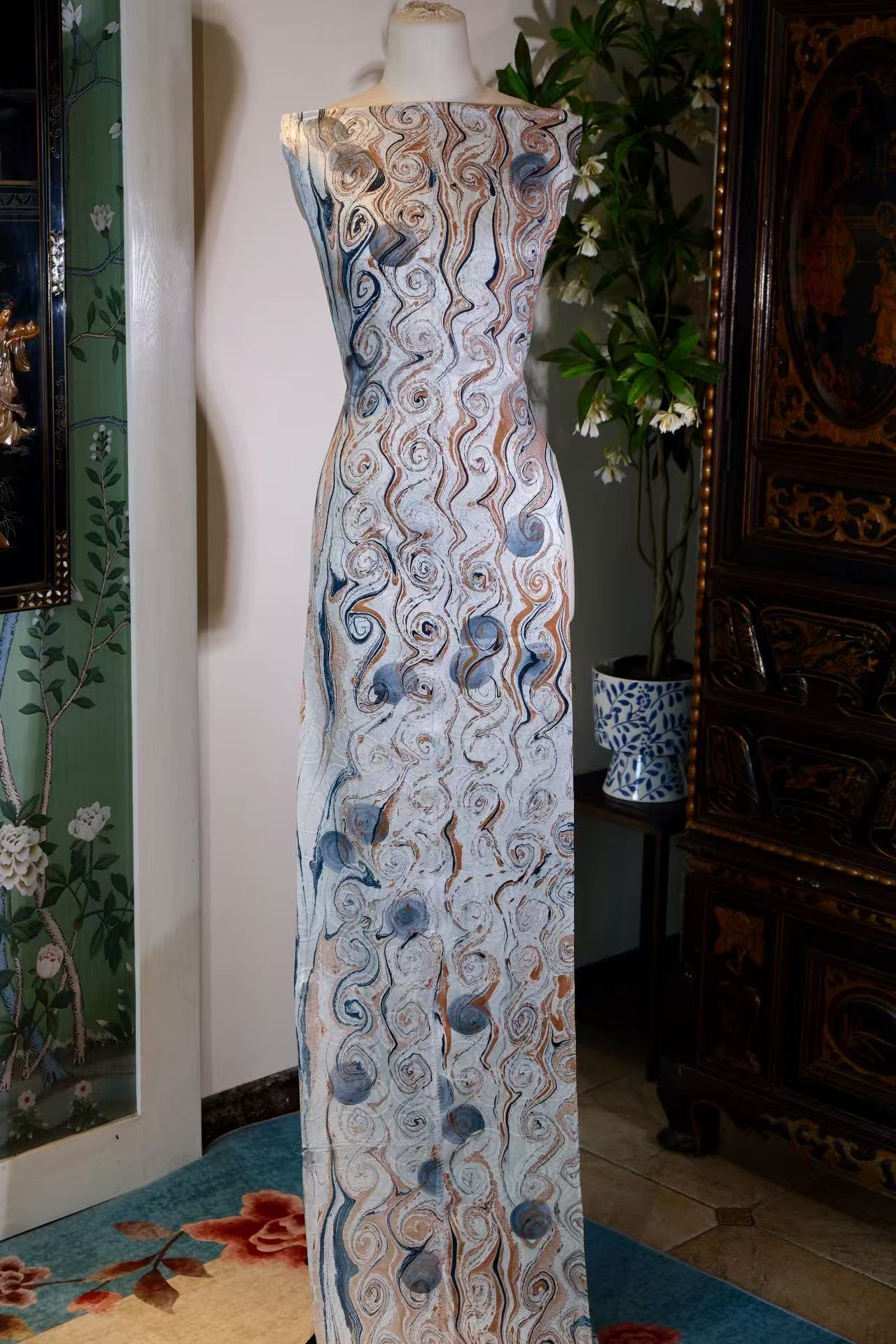 布料名 - 古道梵响：焦糖琥珀与青墨晕染的漩涡流动真丝绸 | Fabric Name - Ancient Echoes: Swirling Silk Satin in Caramel Amber and Indigo Ink Marbling