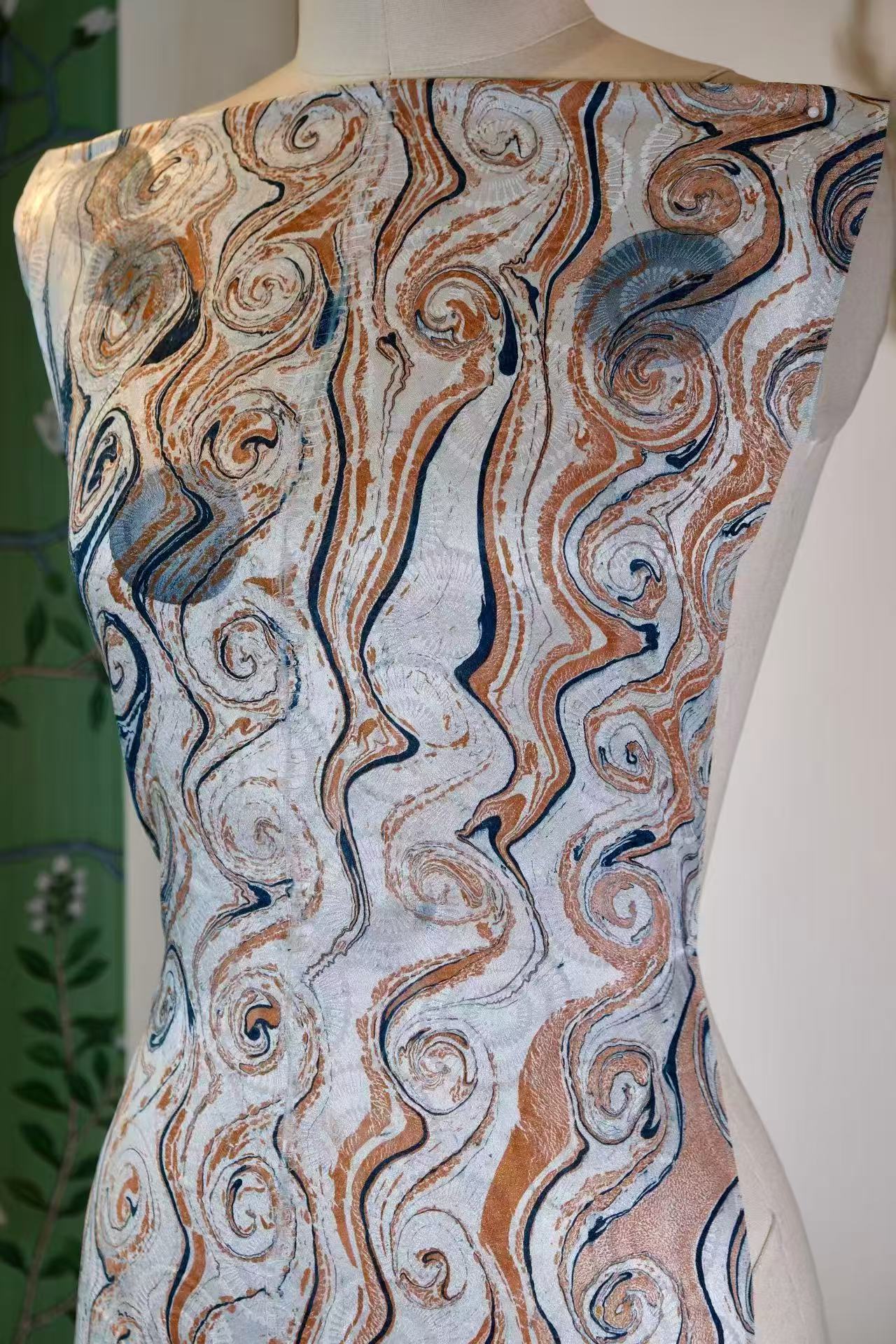 布料名 - 古道梵响：焦糖琥珀与青墨晕染的漩涡流动真丝绸 | Fabric Name - Ancient Echoes: Swirling Silk Satin in Caramel Amber and Indigo Ink Marbling