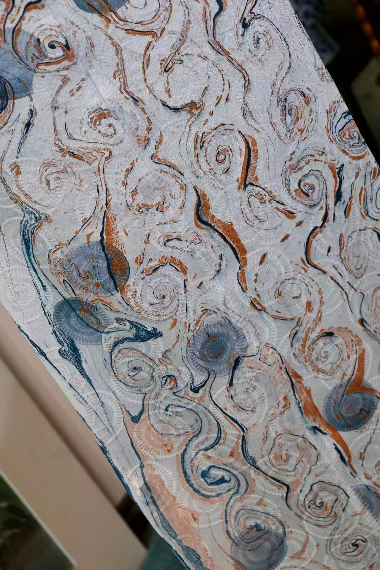 布料名 - 古道梵响：焦糖琥珀与青墨晕染的漩涡流动真丝绸 | Fabric Name - Ancient Echoes: Swirling Silk Satin in Caramel Amber and Indigo Ink Marbling