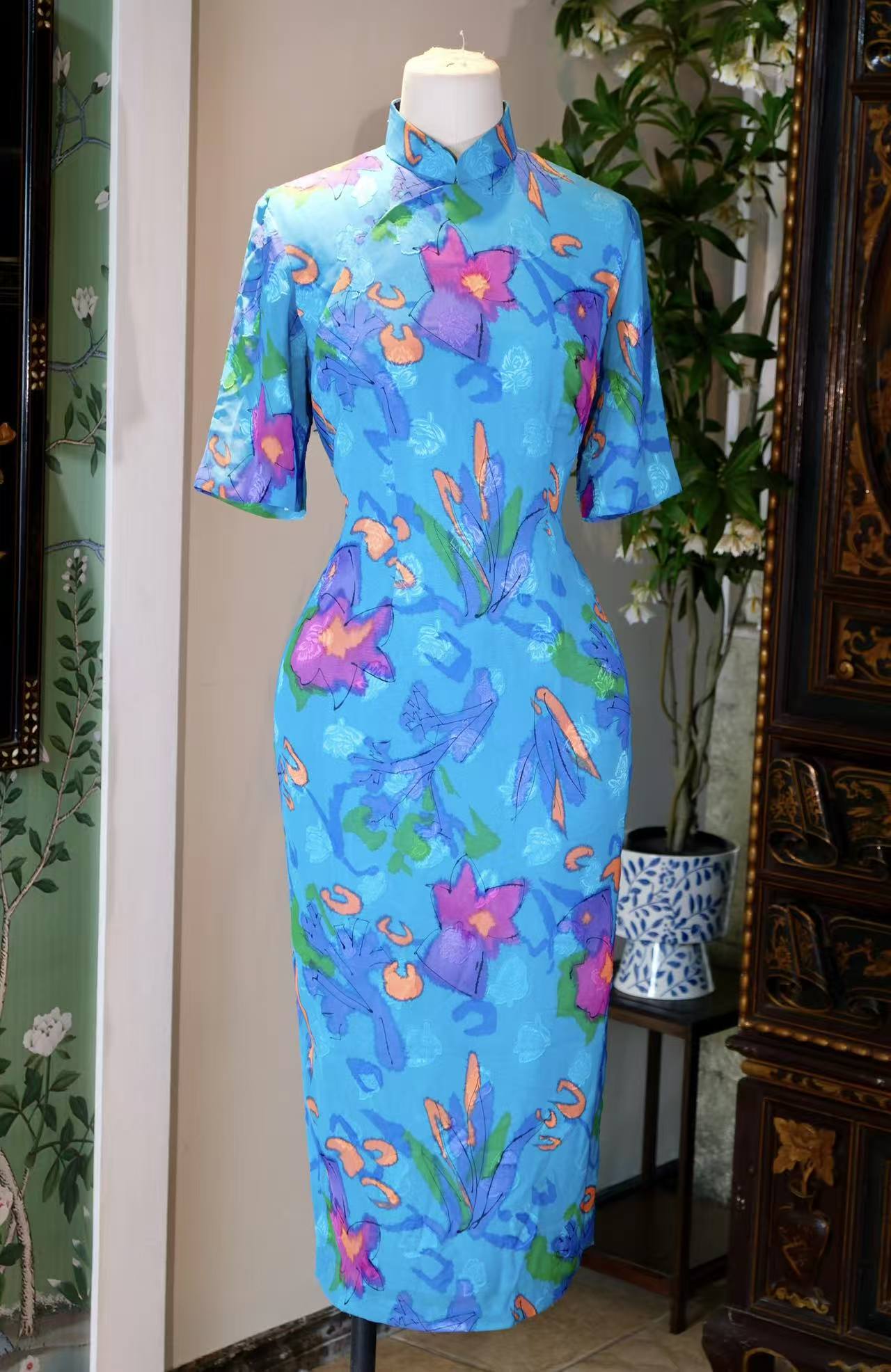 60年代 - 蓝底繁花：鐘情綢緞莊的童趣织梦 | 1960s - Flora on Azure: A Whimsical Dream from Chung Ching Mercery