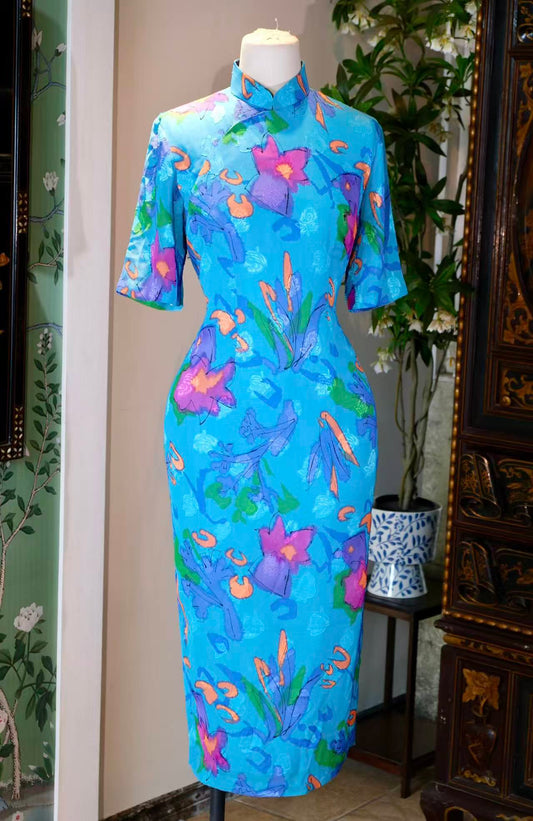 60年代 - 蓝底繁花：鐘情綢緞莊的童趣织梦 | 1960s - Flora on Azure: A Whimsical Dream from Chung Ching Mercery
