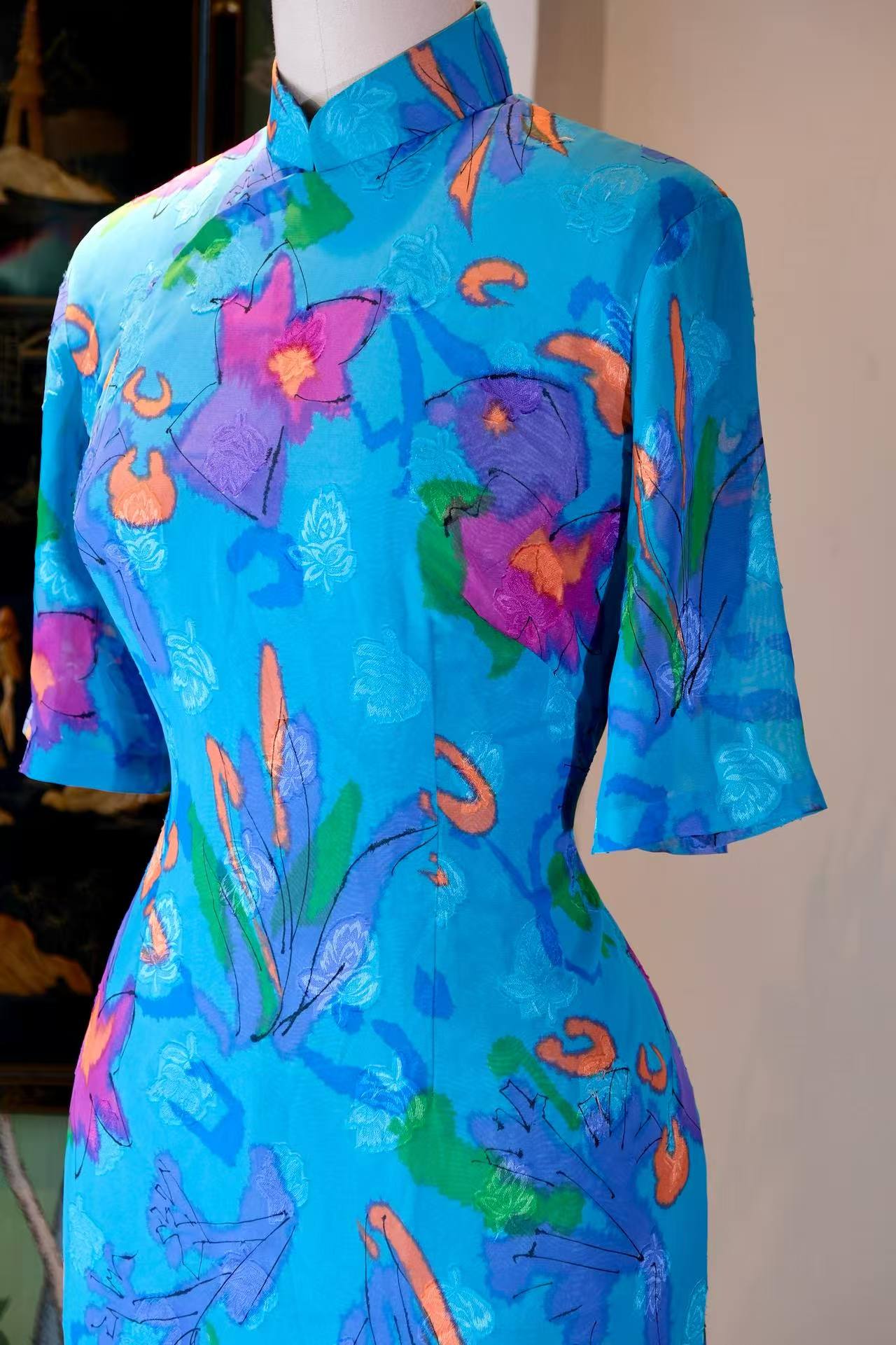 60年代 - 蓝底繁花：鐘情綢緞莊的童趣织梦 | 1960s - Flora on Azure: A Whimsical Dream from Chung Ching Mercery