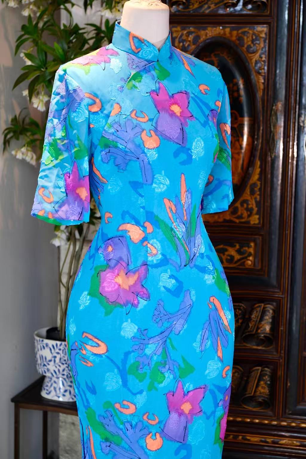 60年代 - 蓝底繁花：鐘情綢緞莊的童趣织梦 | 1960s - Flora on Azure: A Whimsical Dream from Chung Ching Mercery