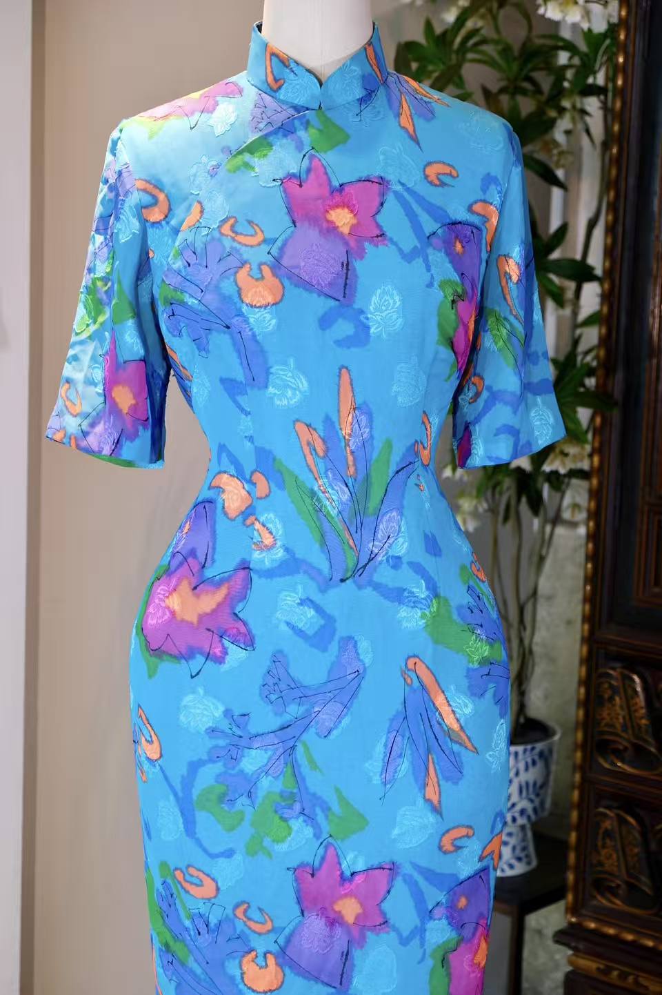 60年代 - 蓝底繁花：鐘情綢緞莊的童趣织梦 | 1960s - Flora on Azure: A Whimsical Dream from Chung Ching Mercery