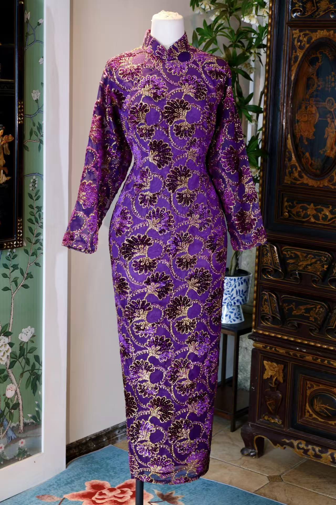 60年代 - 紫韵流金：一件六十年代古董旗袍的跨洋叙事 | 1960s - Purple Rhythm and Flowing Gold: The Transoceanic Narrative of a 1960s Antique Qipao
