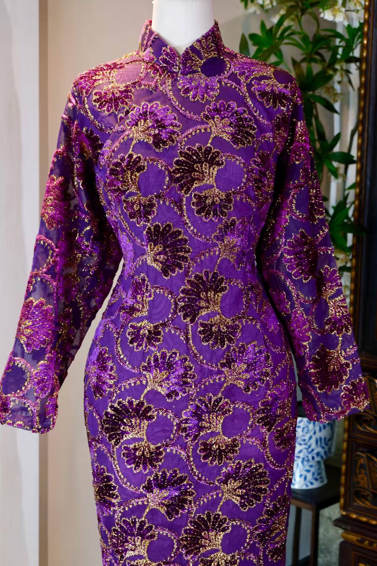 60年代 - 紫韵流金：一件六十年代古董旗袍的跨洋叙事 | 1960s - Purple Rhythm and Flowing Gold: The Transoceanic Narrative of a 1960s Antique Qipao