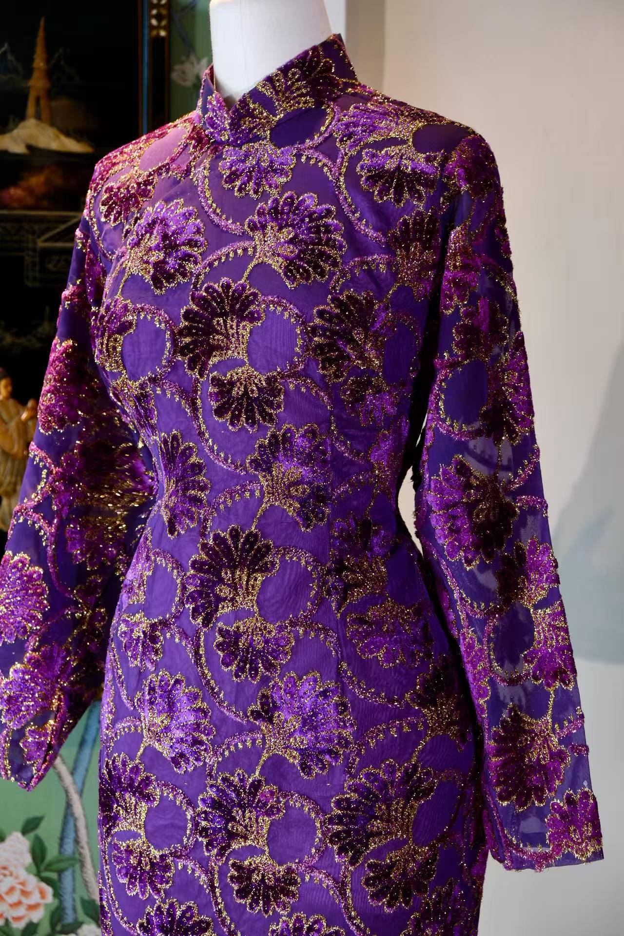 60年代 - 紫韵流金：一件六十年代古董旗袍的跨洋叙事 | 1960s - Purple Rhythm and Flowing Gold: The Transoceanic Narrative of a 1960s Antique Qipao