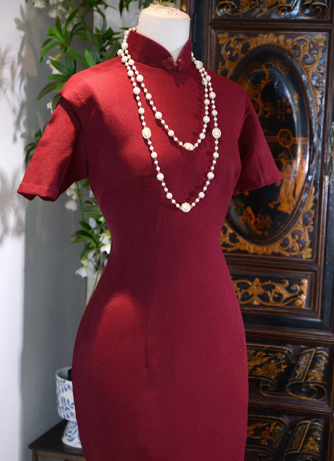 60年代 - 一件酒红意大利时装料旗袍里的时代风华 | 1960s - Timeless Elegance in Crimson: A 1960s Qipao of Italian Fashion Fabric