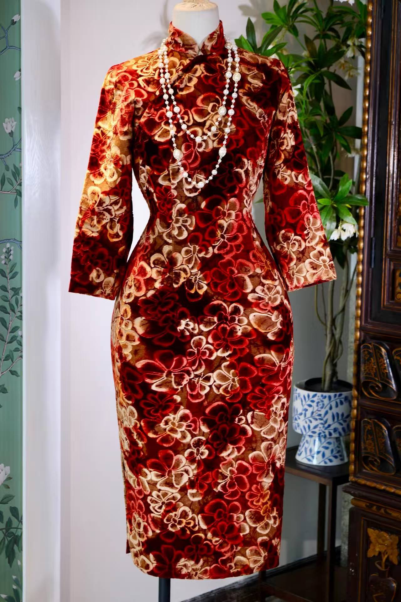 60年代 - 香江遗梦：一件六十年代港产丝绒旗袍的时尚叙事 | 1960s - Hong Kong Dreams: A Fashion Narrative of a 1960s Velvet Qipao