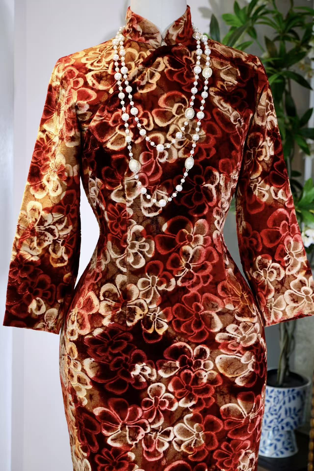 60年代 - 香江遗梦：一件六十年代港产丝绒旗袍的时尚叙事 | 1960s - Hong Kong Dreams: A Fashion Narrative of a 1960s Velvet Qipao