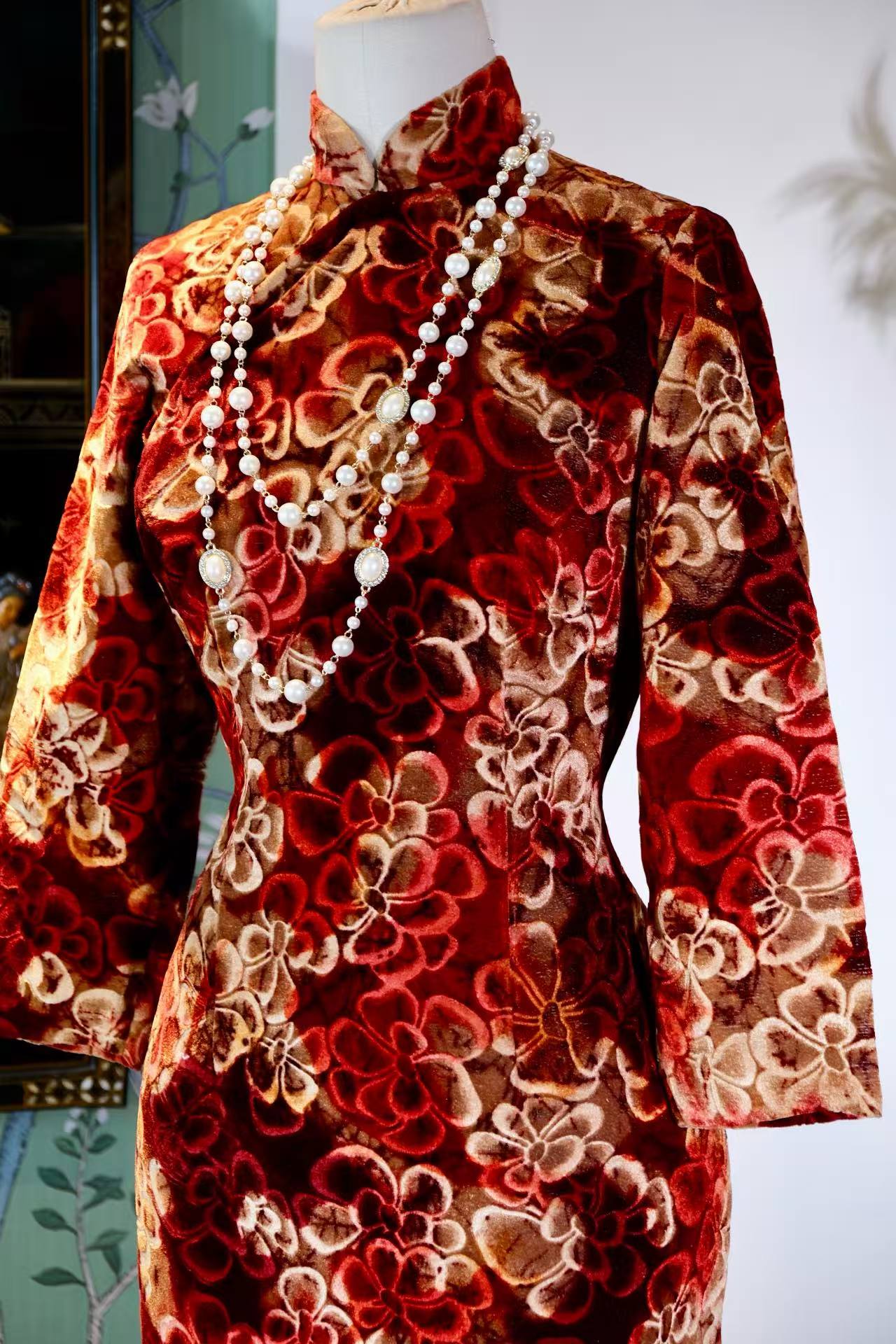 60年代 - 香江遗梦：一件六十年代港产丝绒旗袍的时尚叙事 | 1960s - Hong Kong Dreams: A Fashion Narrative of a 1960s Velvet Qipao