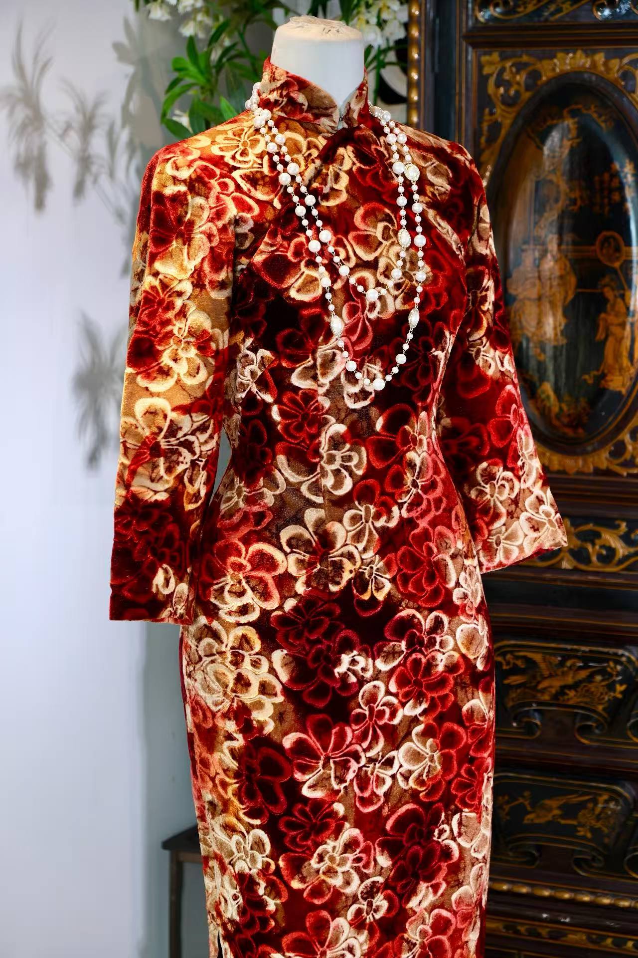 60年代 - 香江遗梦：一件六十年代港产丝绒旗袍的时尚叙事 | 1960s - Hong Kong Dreams: A Fashion Narrative of a 1960s Velvet Qipao