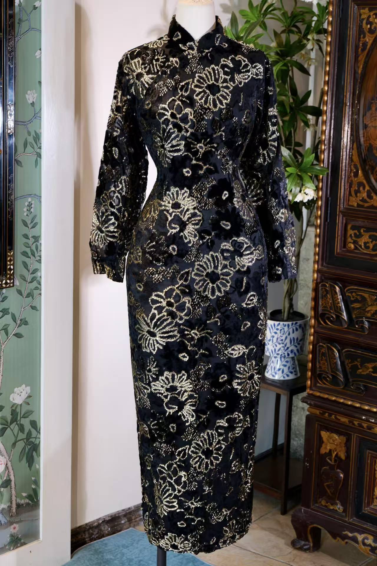 60年代 - 黑金流韵：一件六十年代香港旗袍的物质文化叙事 | 1960s - Black &amp; Gold Fluidity: A Material Culture Narrative of a 1960s Hong Kong Qipao