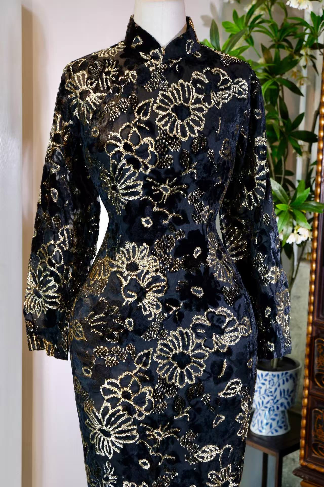 60年代 - 黑金流韵：一件六十年代香港旗袍的物质文化叙事 | 1960s - Black &amp; Gold Fluidity: A Material Culture Narrative of a 1960s Hong Kong Qipao