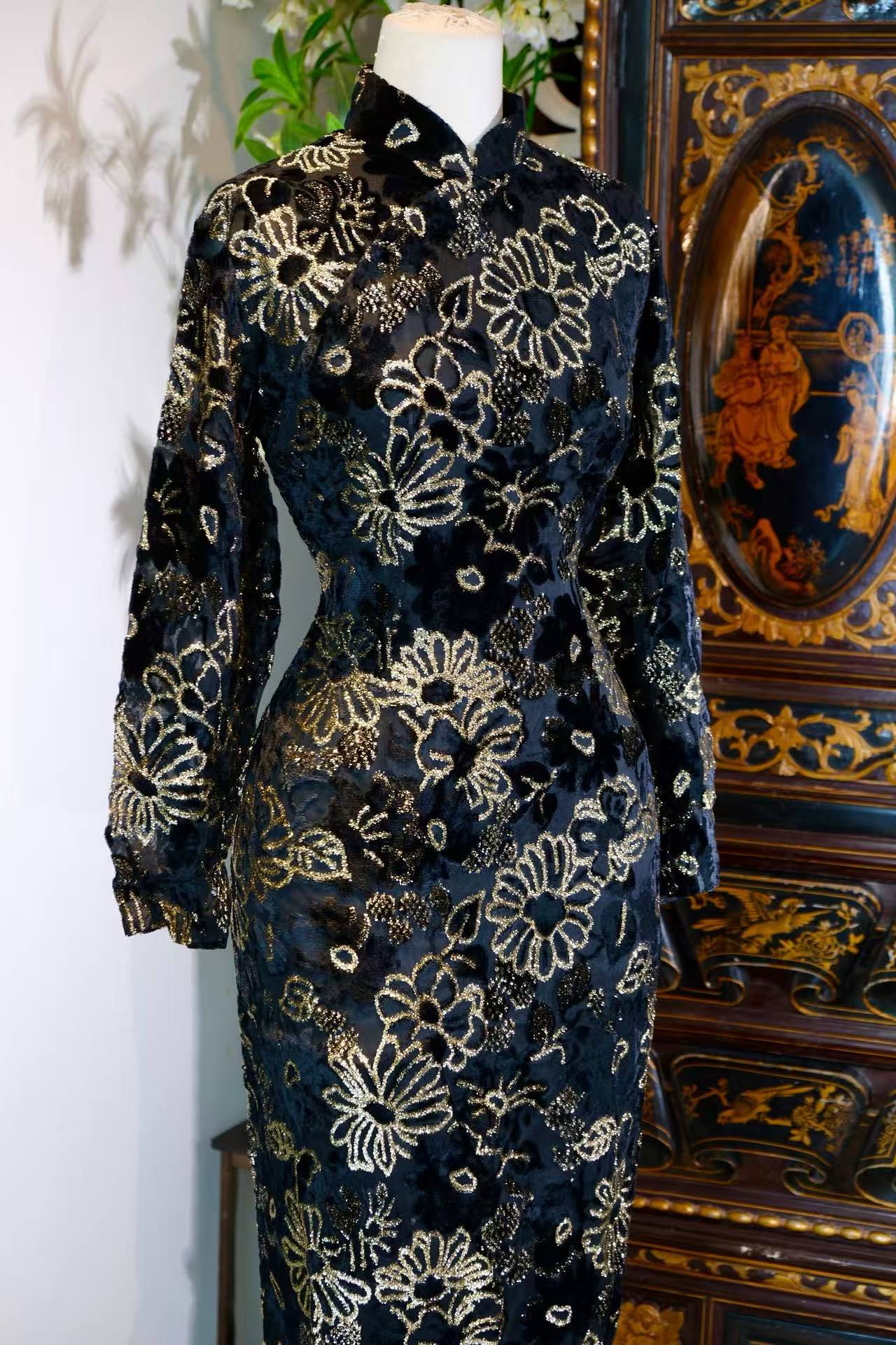 60年代 - 黑金流韵：一件六十年代香港旗袍的物质文化叙事 | 1960s - Black &amp; Gold Fluidity: A Material Culture Narrative of a 1960s Hong Kong Qipao