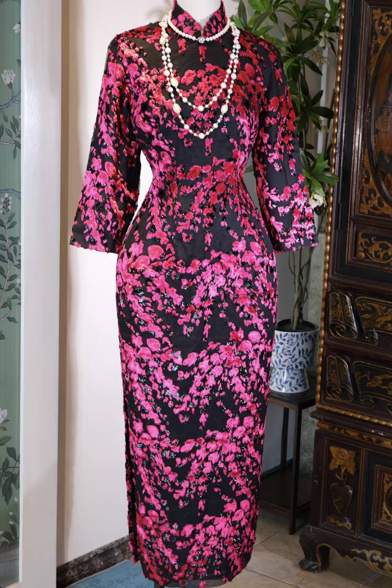 60年代 - 墨底灼红，丝绒上的六十年代东方传奇 | 1960s - Crimson on Ink: An Oriental Legend Woven in 1960s Velvet