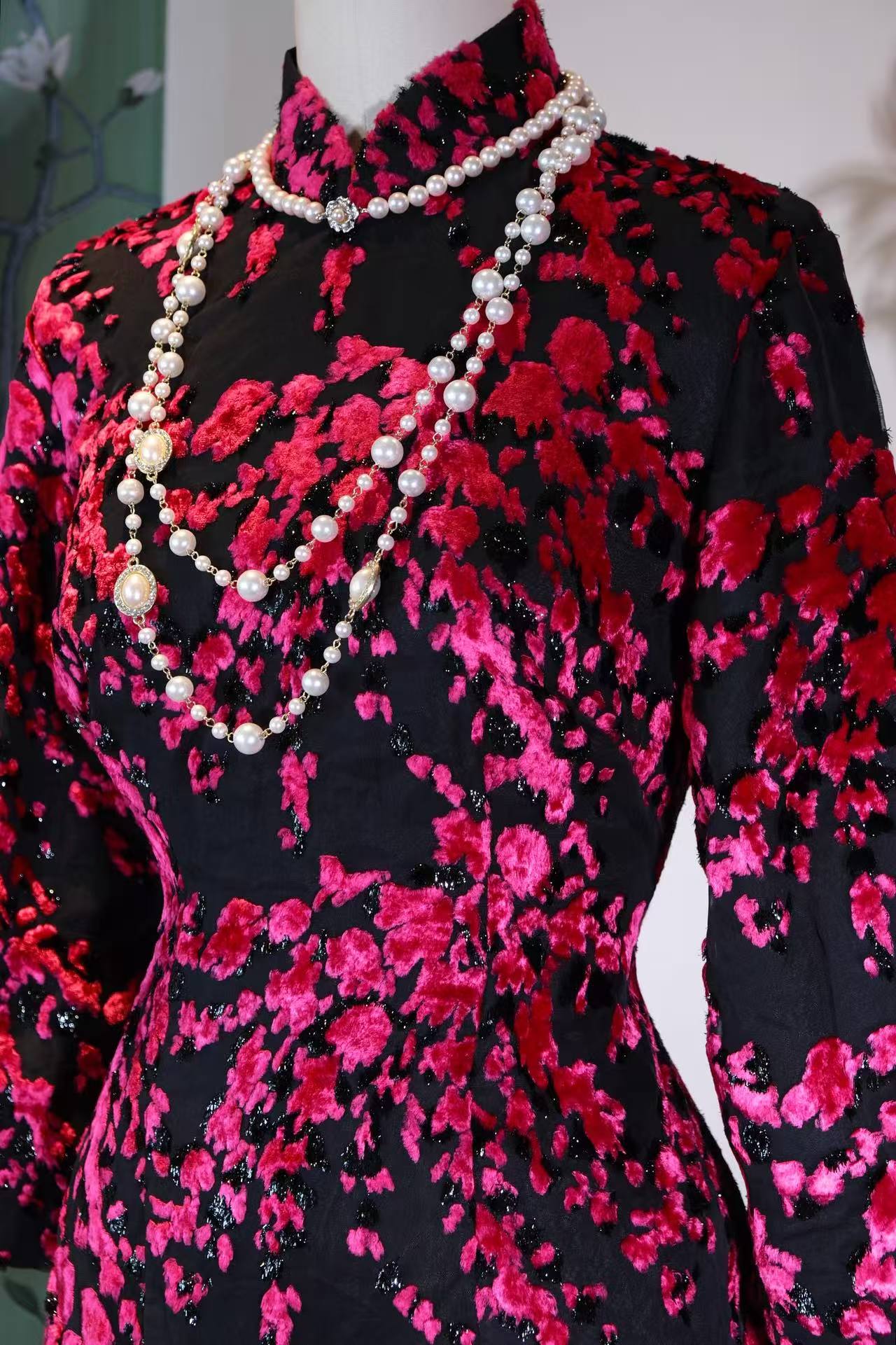60年代 - 墨底灼红，丝绒上的六十年代东方传奇 | 1960s - Crimson on Ink: An Oriental Legend Woven in 1960s Velvet