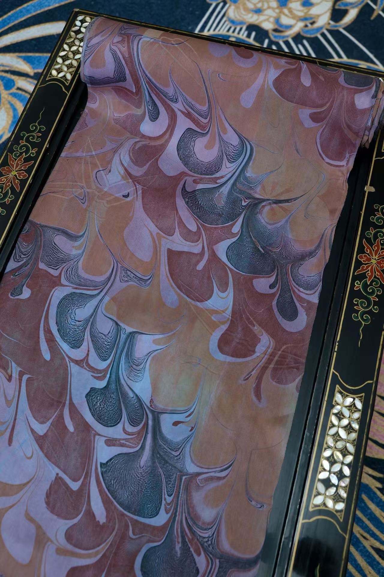 布料名 - 暮色余烬：复古琥珀与黑加仑紫交融的重工墨流真丝绸 | Fabric Name - Twilight Embers: Heavy-Chic Suminigashi Silk in Retro Amber and Blackcurrant Berry