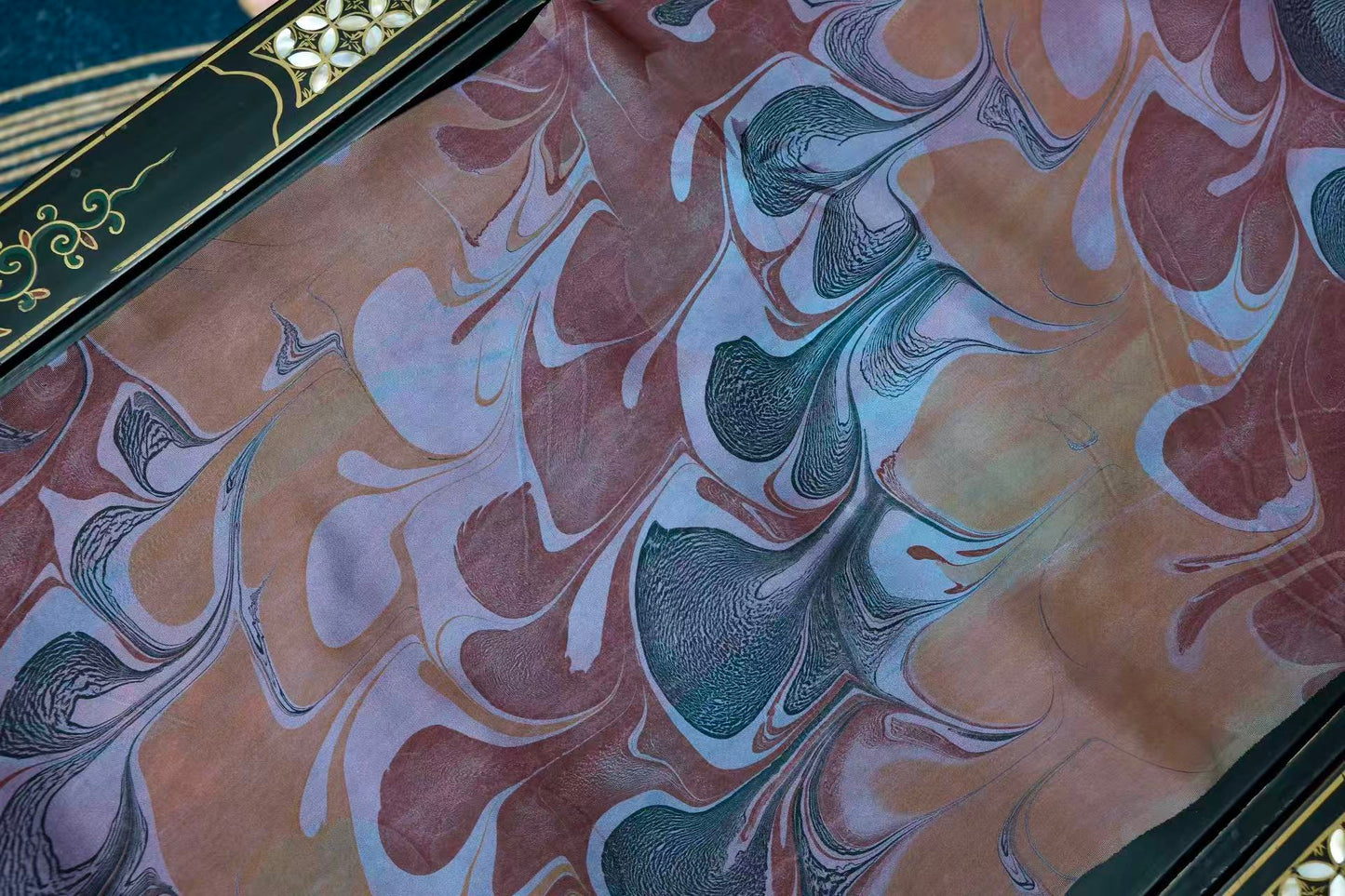 布料名 - 暮色余烬：复古琥珀与黑加仑紫交融的重工墨流真丝绸 | Fabric Name - Twilight Embers: Heavy-Chic Suminigashi Silk in Retro Amber and Blackcurrant Berry