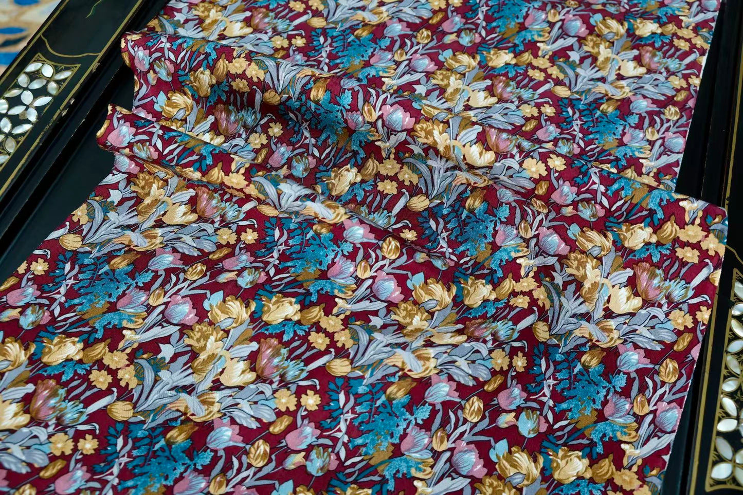 布料名 - 【朱砂繁花 · 幽蓝秘境】复古郁金香碎花真丝面料 | Fabric Name - 【Cinnabar Bloom · Indigo Secret Garden】Vintage Tulip Bouquet Silk Fabric