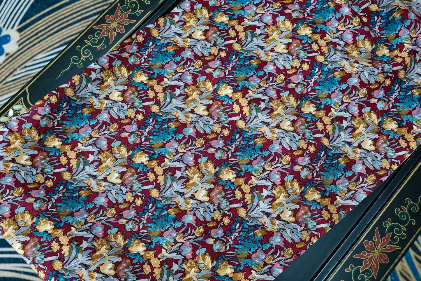 布料名 - 【朱砂繁花 · 幽蓝秘境】复古郁金香碎花真丝面料 | Fabric Name - 【Cinnabar Bloom · Indigo Secret Garden】Vintage Tulip Bouquet Silk Fabric