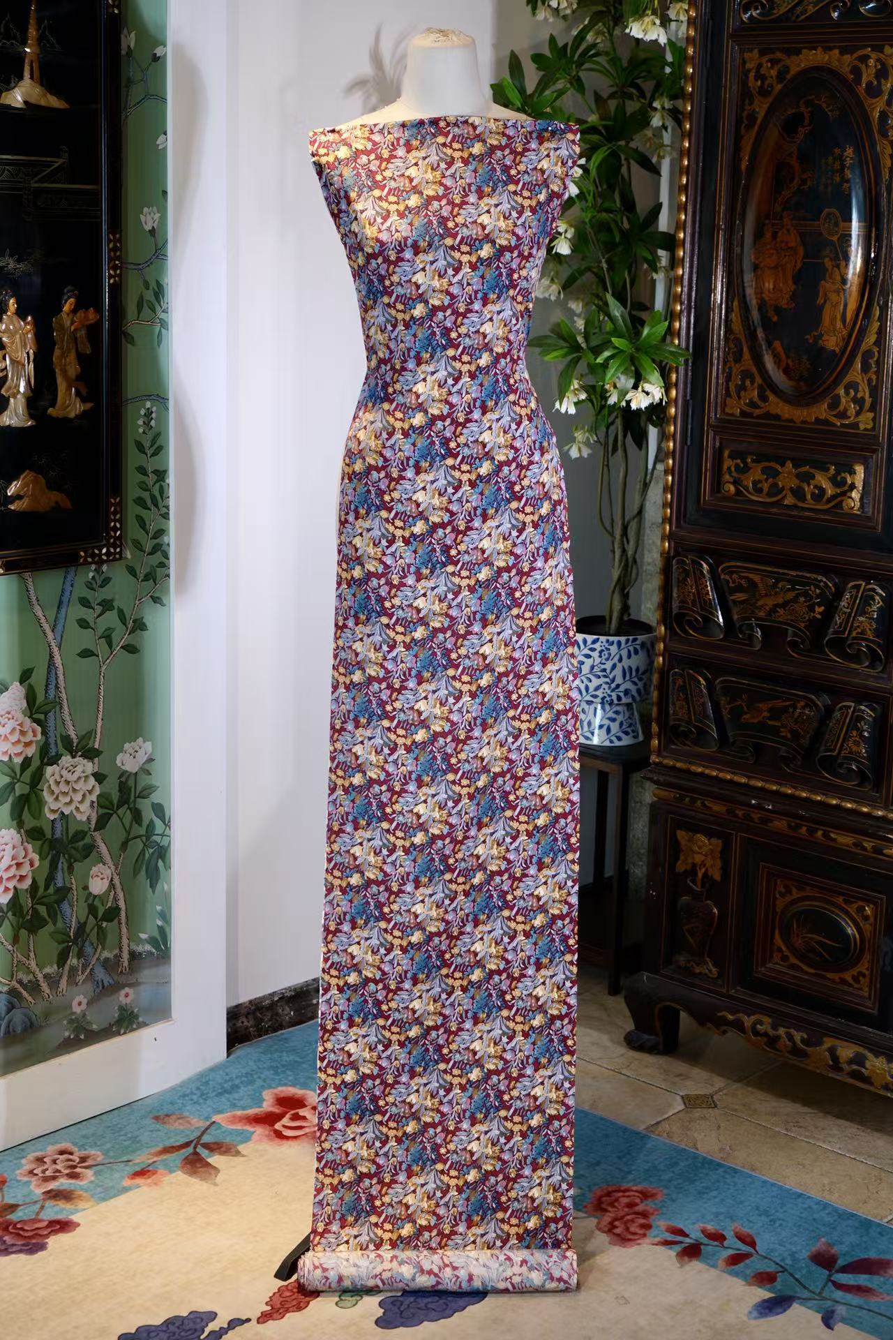 布料名 - 【朱砂繁花 · 幽蓝秘境】复古郁金香碎花真丝面料 | Fabric Name - 【Cinnabar Bloom · Indigo Secret Garden】Vintage Tulip Bouquet Silk Fabric