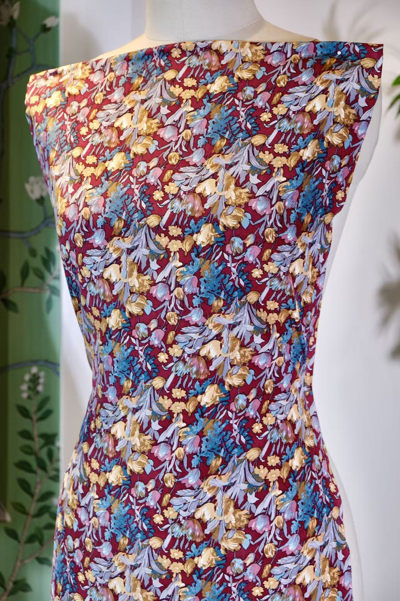 布料名 - 【朱砂繁花 · 幽蓝秘境】复古郁金香碎花真丝面料 | Fabric Name - 【Cinnabar Bloom · Indigo Secret Garden】Vintage Tulip Bouquet Silk Fabric