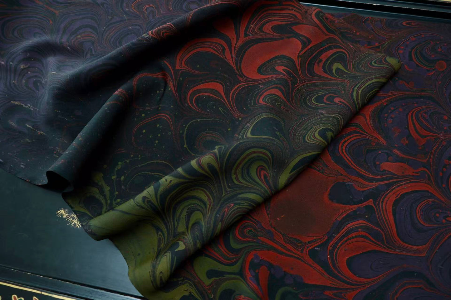 布料名 - 【暗夜流萤 · 炽燃羽翼】重磅真丝艺术水拓纹面料 | Fabric Name - 【Midnight Glow · Flaming Plumage】Artistic Marbling Silk Fabric