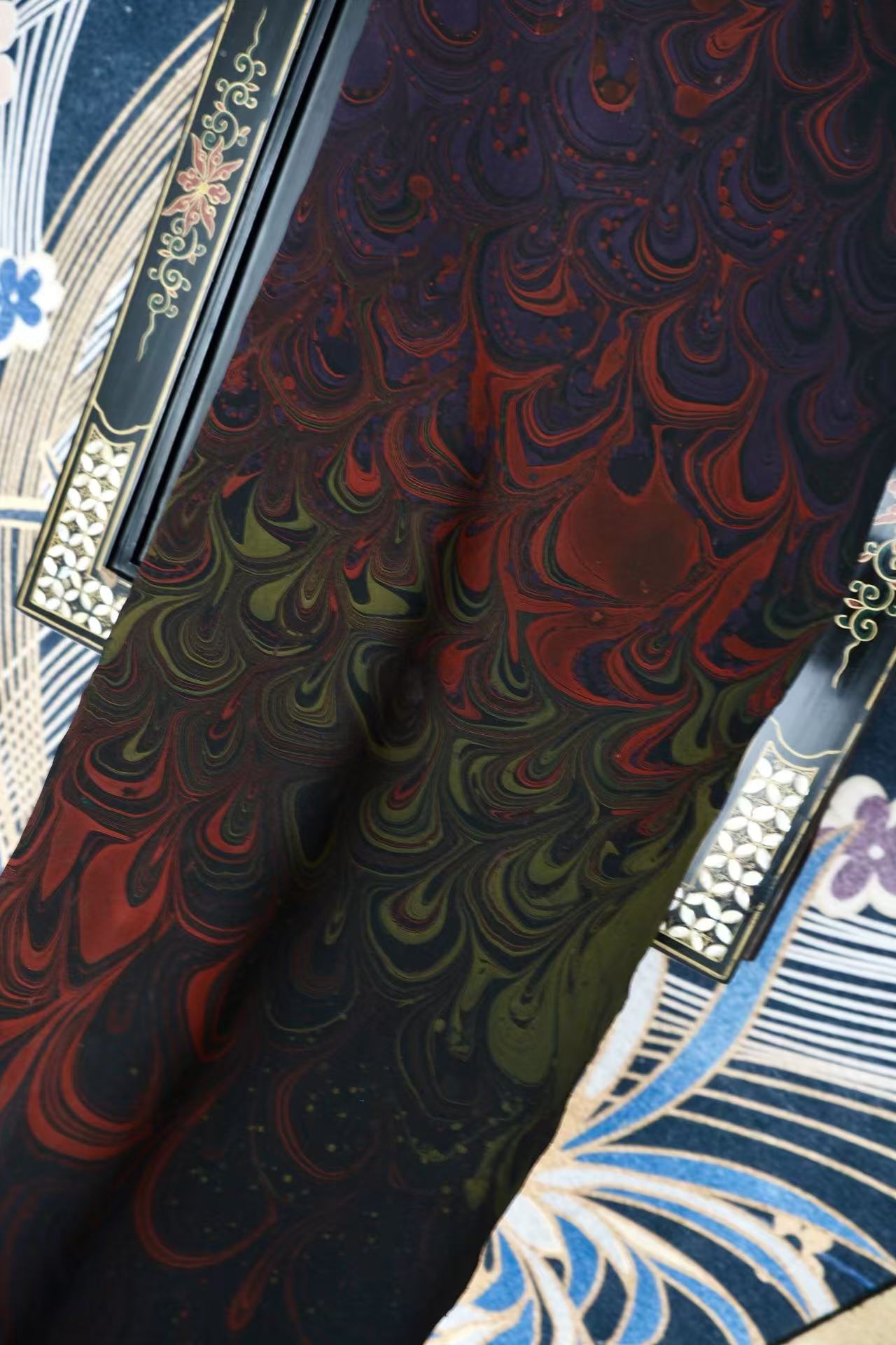 布料名 - 【暗夜流萤 · 炽燃羽翼】重磅真丝艺术水拓纹面料 | Fabric Name - 【Midnight Glow · Flaming Plumage】Artistic Marbling Silk Fabric
