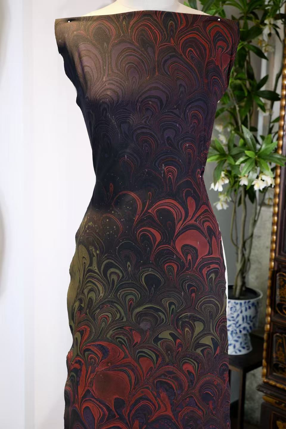 布料名 - 【暗夜流萤 · 炽燃羽翼】重磅真丝艺术水拓纹面料 | Fabric Name - 【Midnight Glow · Flaming Plumage】Artistic Marbling Silk Fabric