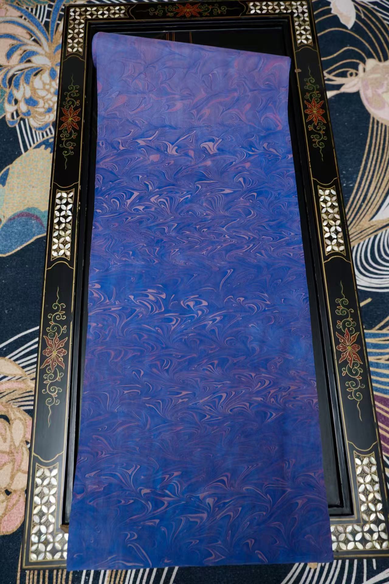 布料名 - 繁星点点，夜幕流岚：真丝上的水拓画 | Fabric Name - Twinkling Stars, Flowing Mist on Night Curtain: Silk Marbling