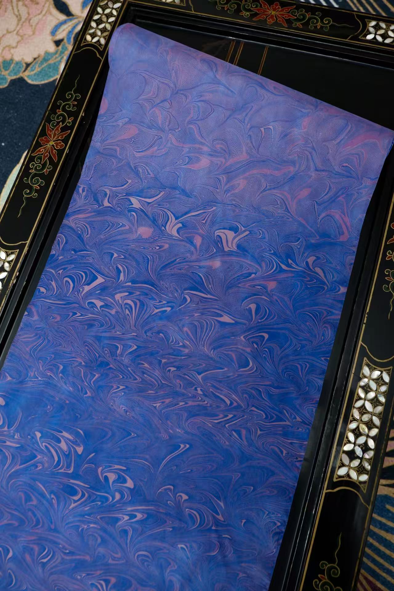 布料名 - 繁星点点，夜幕流岚：真丝上的水拓画 | Fabric Name - Twinkling Stars, Flowing Mist on Night Curtain: Silk Marbling