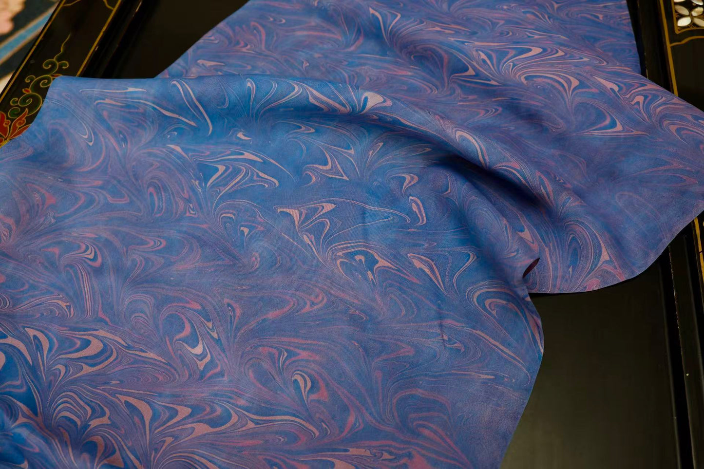布料名 - 繁星点点，夜幕流岚：真丝上的水拓画 | Fabric Name - Twinkling Stars, Flowing Mist on Night Curtain: Silk Marbling