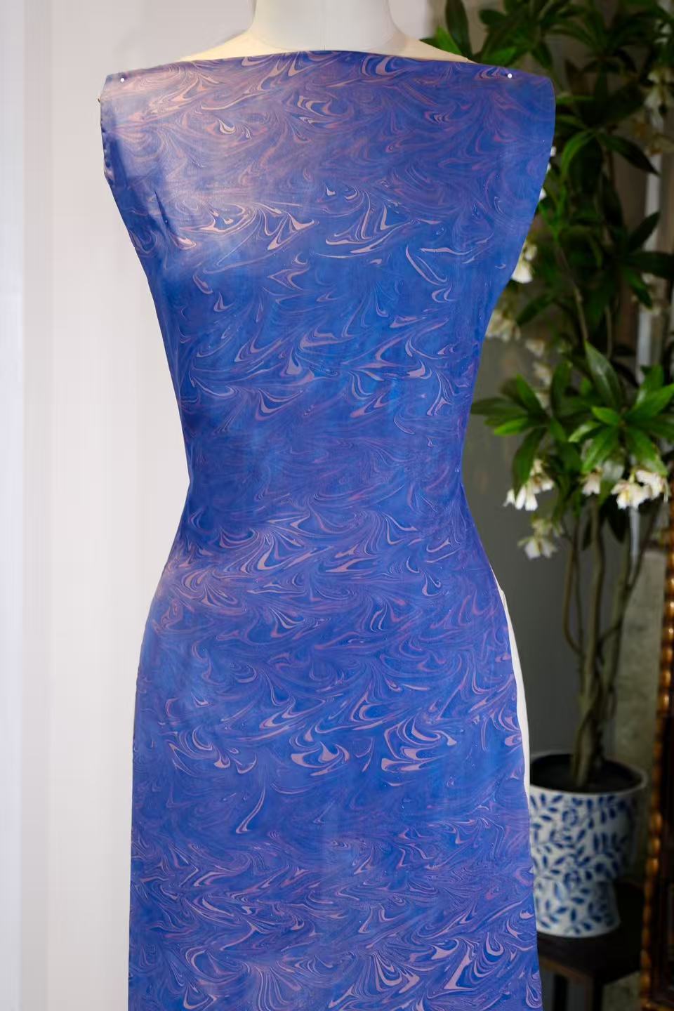布料名 - 繁星点点，夜幕流岚：真丝上的水拓画 | Fabric Name - Twinkling Stars, Flowing Mist on Night Curtain: Silk Marbling