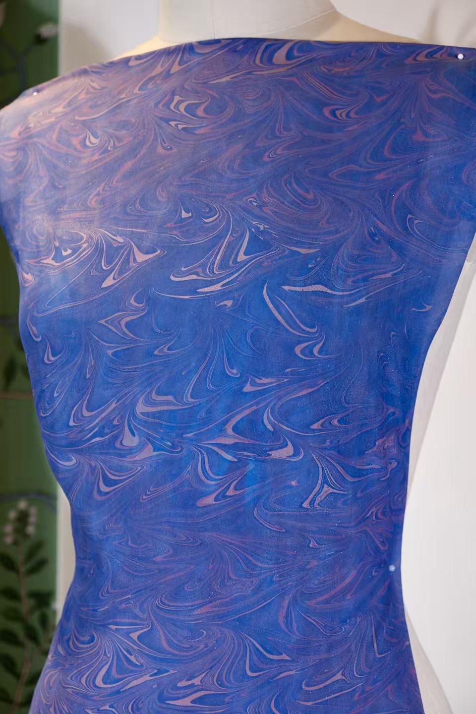 布料名 - 繁星点点，夜幕流岚：真丝上的水拓画 | Fabric Name - Twinkling Stars, Flowing Mist on Night Curtain: Silk Marbling