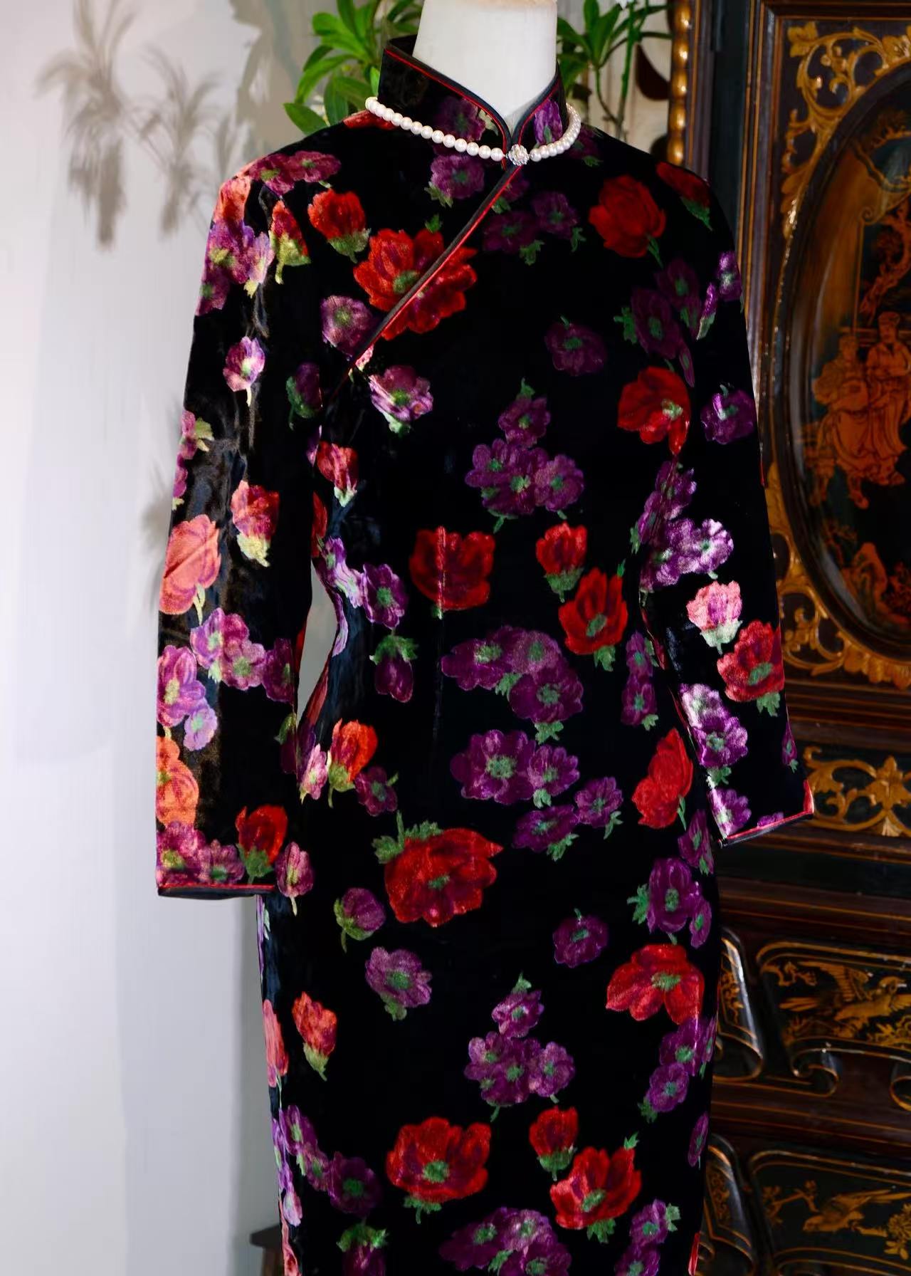 60年代 - 金丝绒上的旧梦：一袭六十年代香港古董旗袍 | 1960s - Old Dreams on Gilded Velvet: A 1960s Hong Kong Antique Qipao
