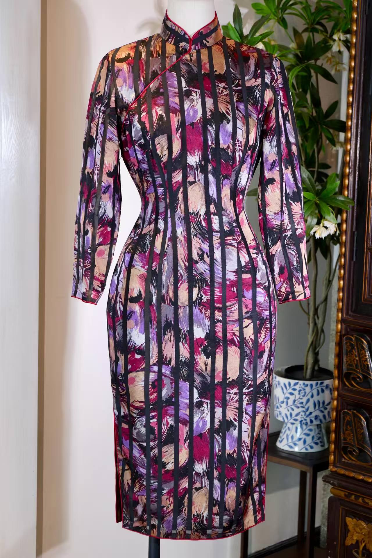 60年代 - 六十年代香港抽象花卉竖条纹线香绲古董旗袍 | 1960s - Abstract Florals and Geometric Order: A 1960s Hong Kong Antique Qipao with Incense-Thin Piping