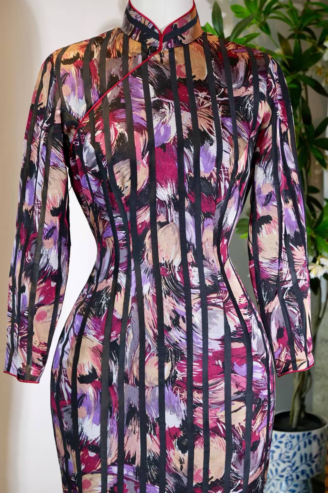 60年代 - 六十年代香港抽象花卉竖条纹线香绲古董旗袍 | 1960s - Abstract Florals and Geometric Order: A 1960s Hong Kong Antique Qipao with Incense-Thin Piping
