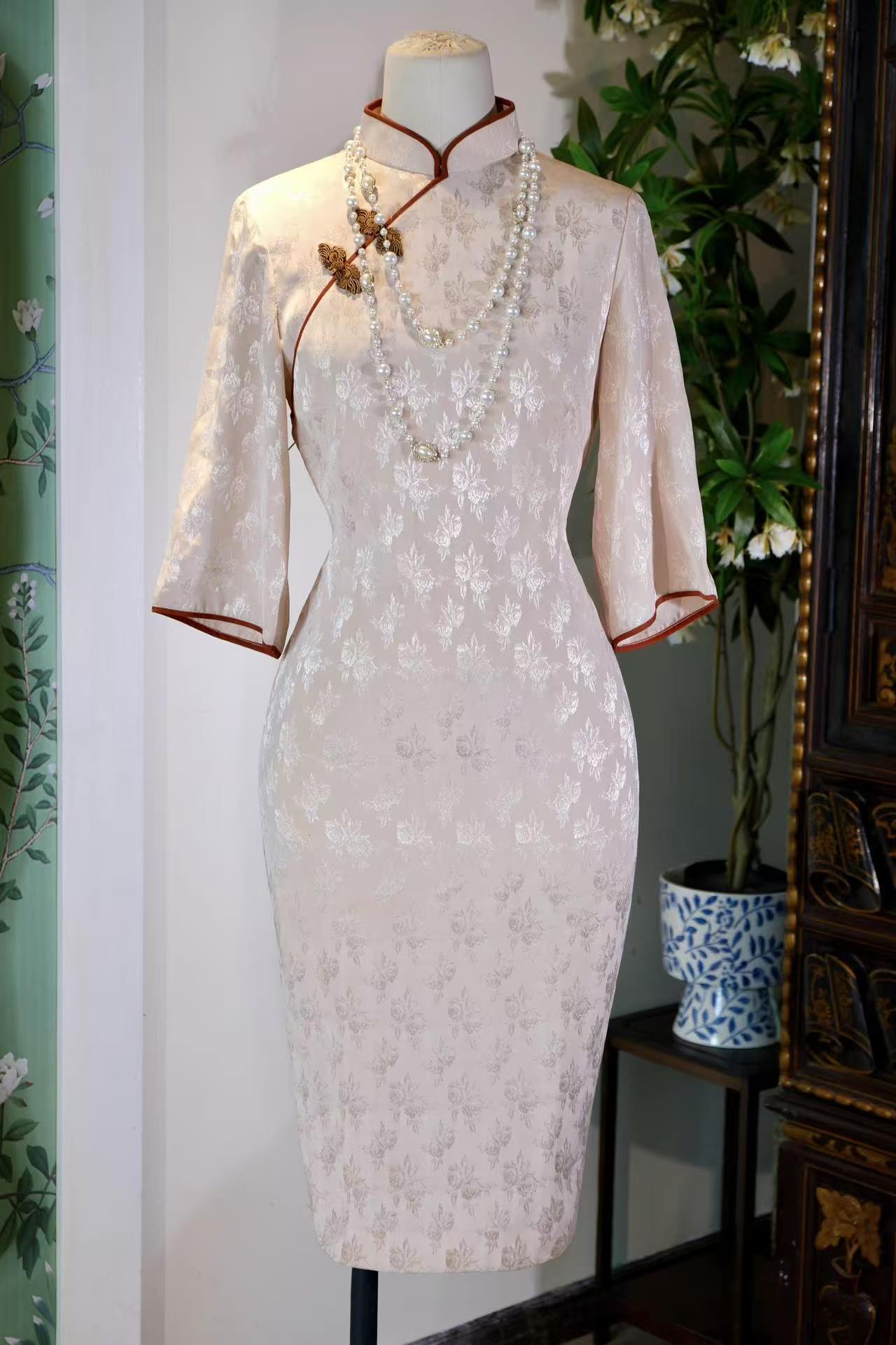 60年代 - 玫瑰提花缎：六十年代台湾的绮梦遗珠 | 1960s - Rose Jacquard Satin: A Lost Pearl of 1960s Taiwan Dreams