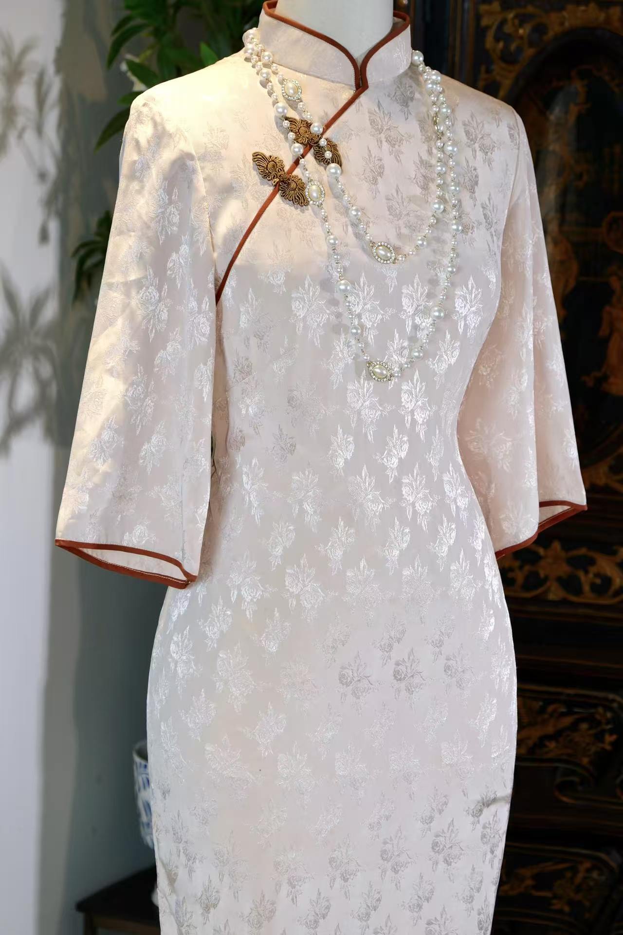 60年代 - 玫瑰提花缎：六十年代台湾的绮梦遗珠 | 1960s - Rose Jacquard Satin: A Lost Pearl of 1960s Taiwan Dreams