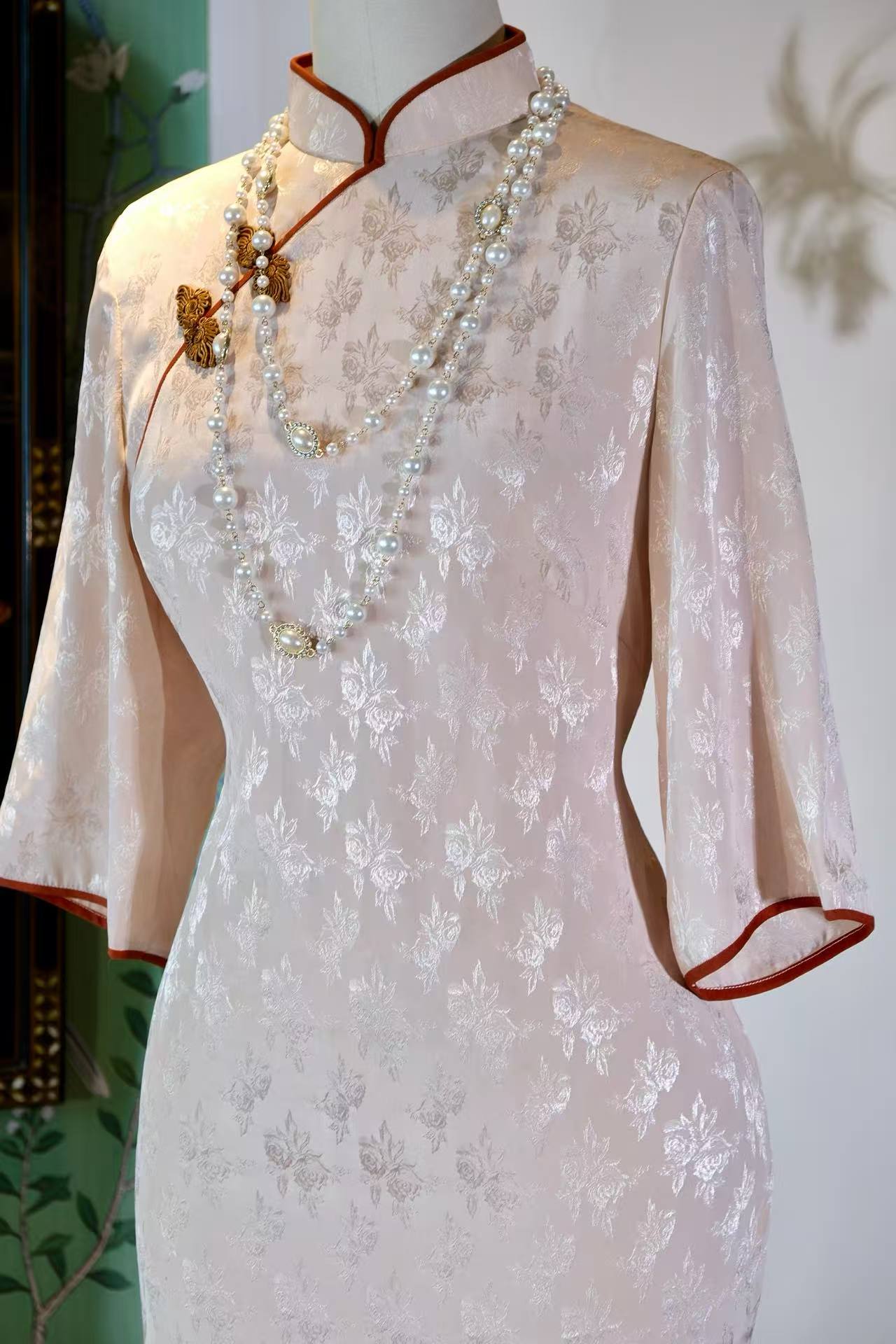 60年代 - 玫瑰提花缎：六十年代台湾的绮梦遗珠 | 1960s - Rose Jacquard Satin: A Lost Pearl of 1960s Taiwan Dreams